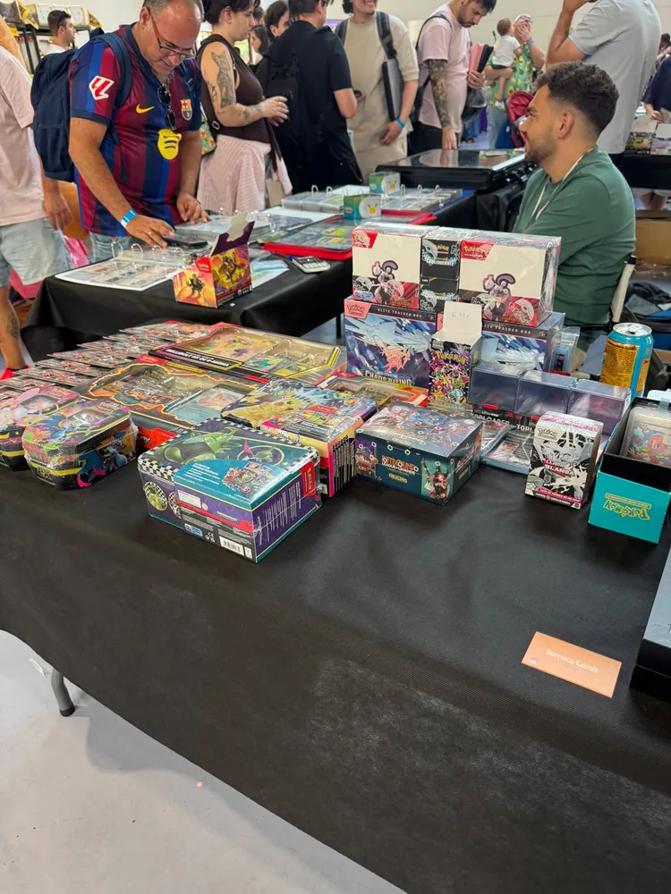 El puesto de TarracoCards en un evento, lleno de producto y clientes
